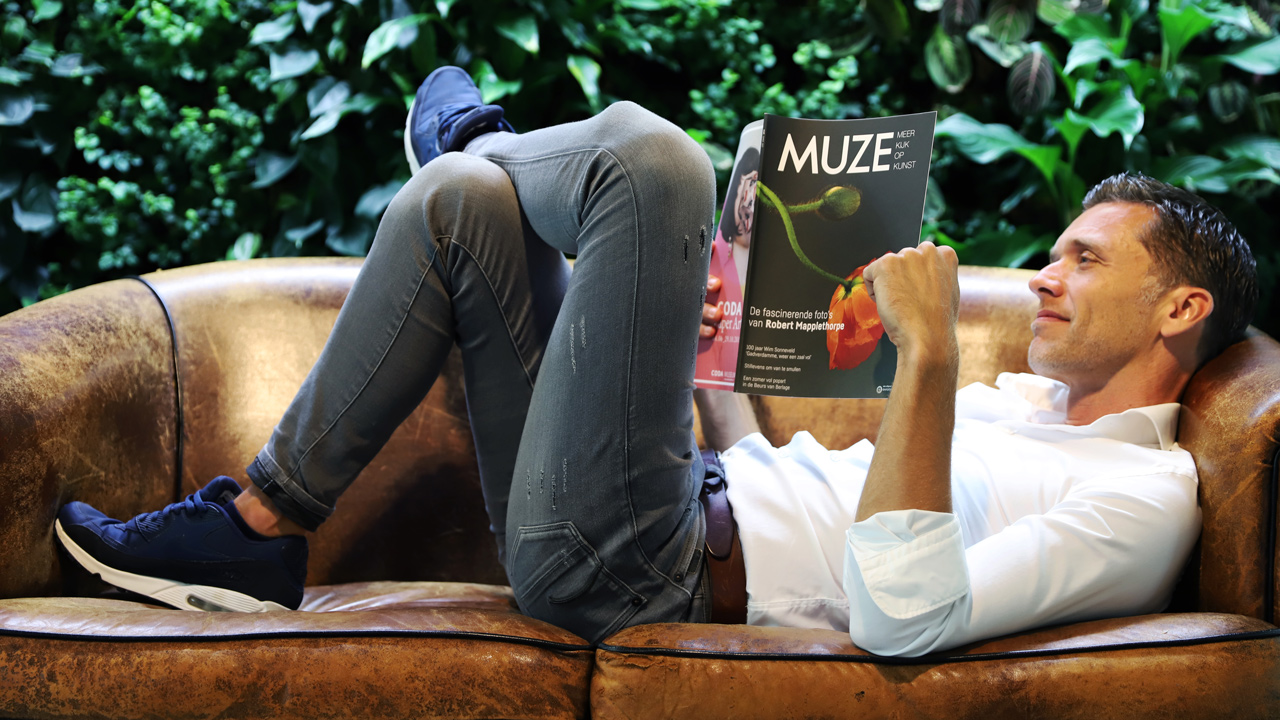 muze-lezer-liggend-op-de-bank.jpg
