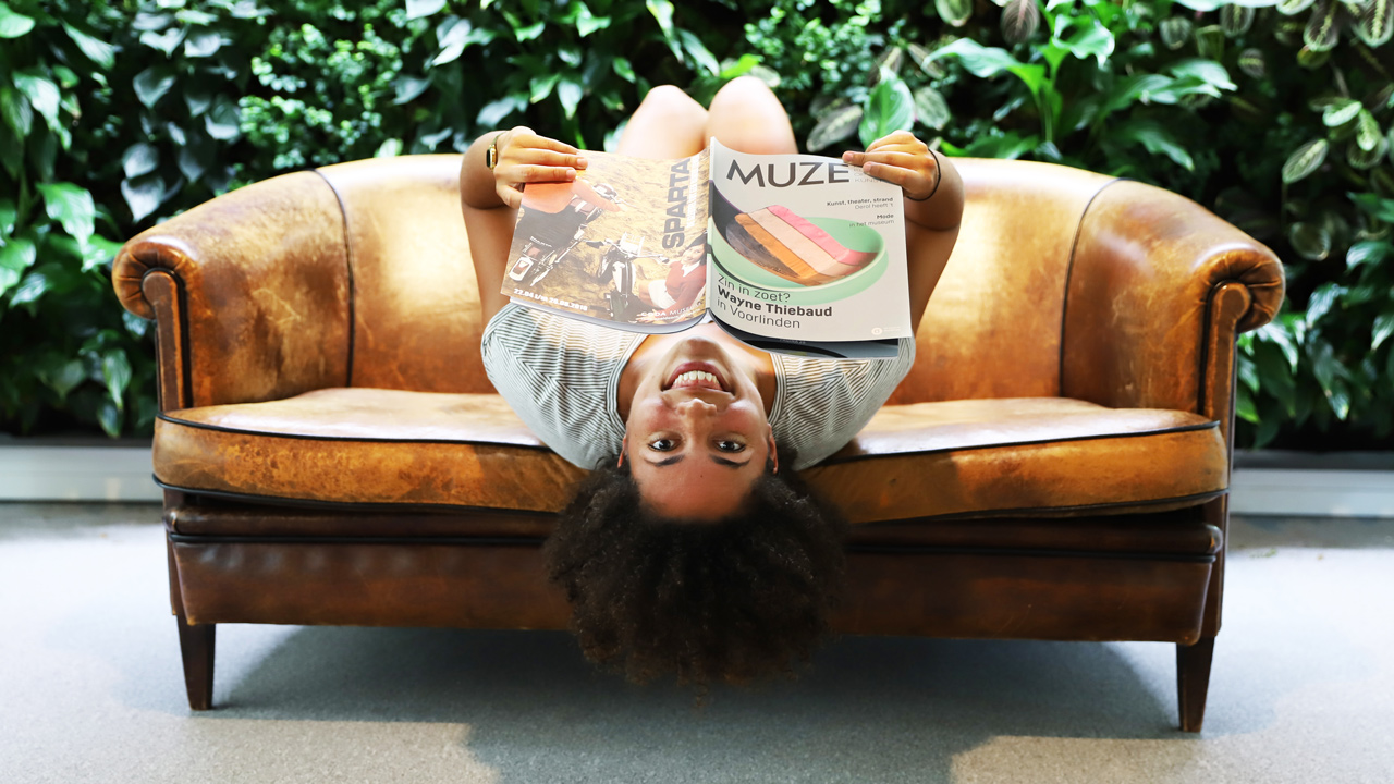 muze-op-zijn-kop-lezen.jpg
