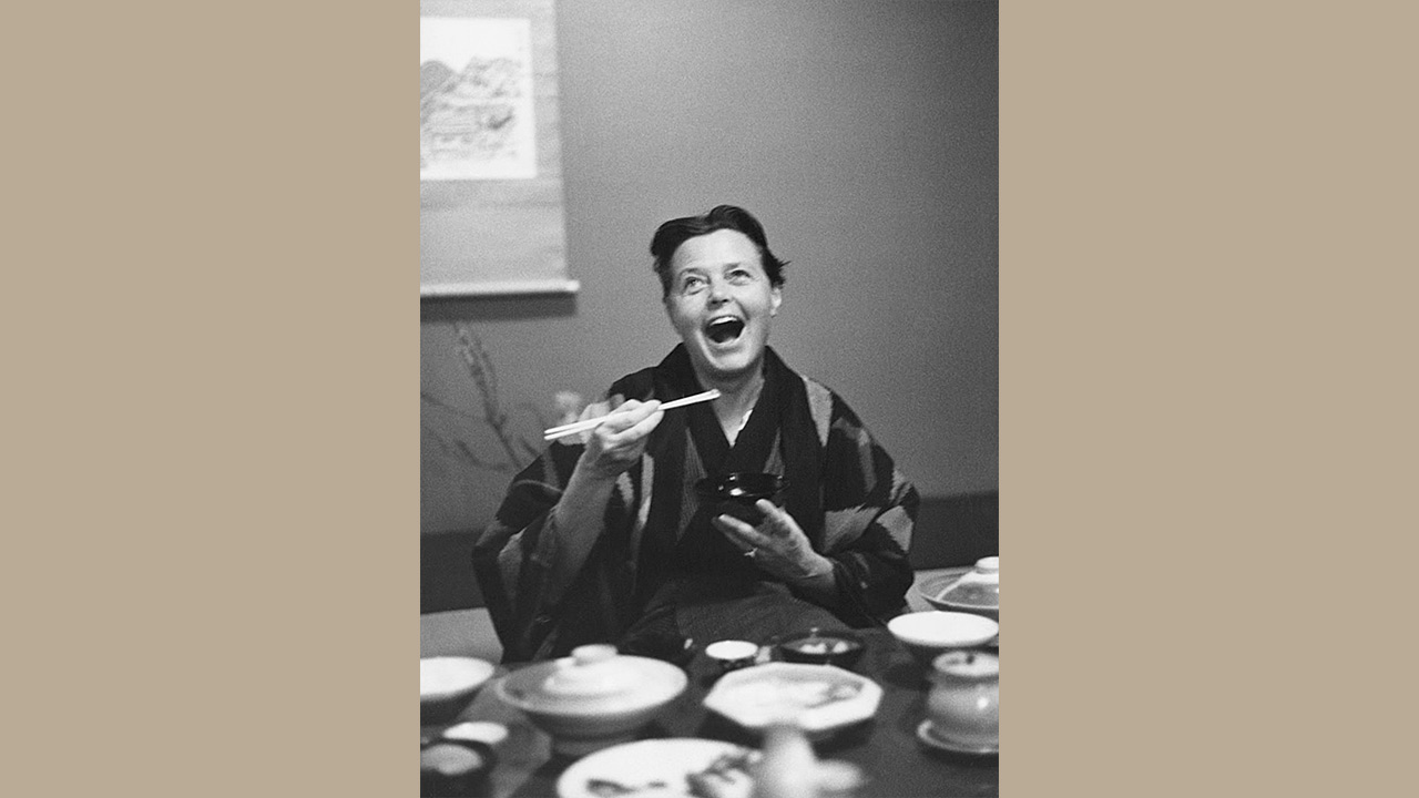 Charlotte-Perriand-aan-tafel-1280-Close-Up.jpg
