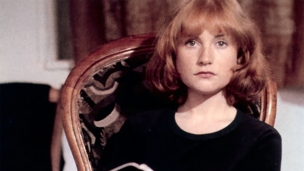 isabelle huppert close up jong stoel.jpg
