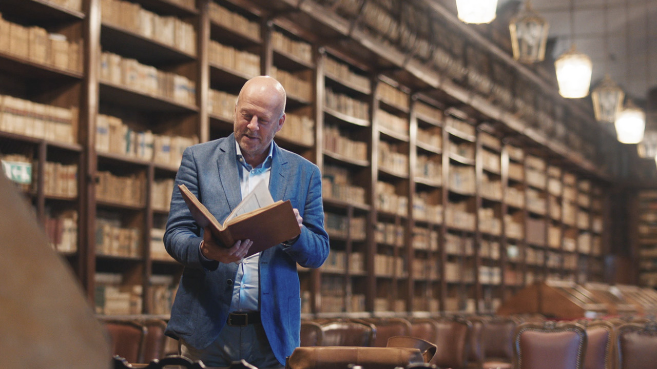 Diederik bekijkt het studieboek van Leonardo da Vinci
