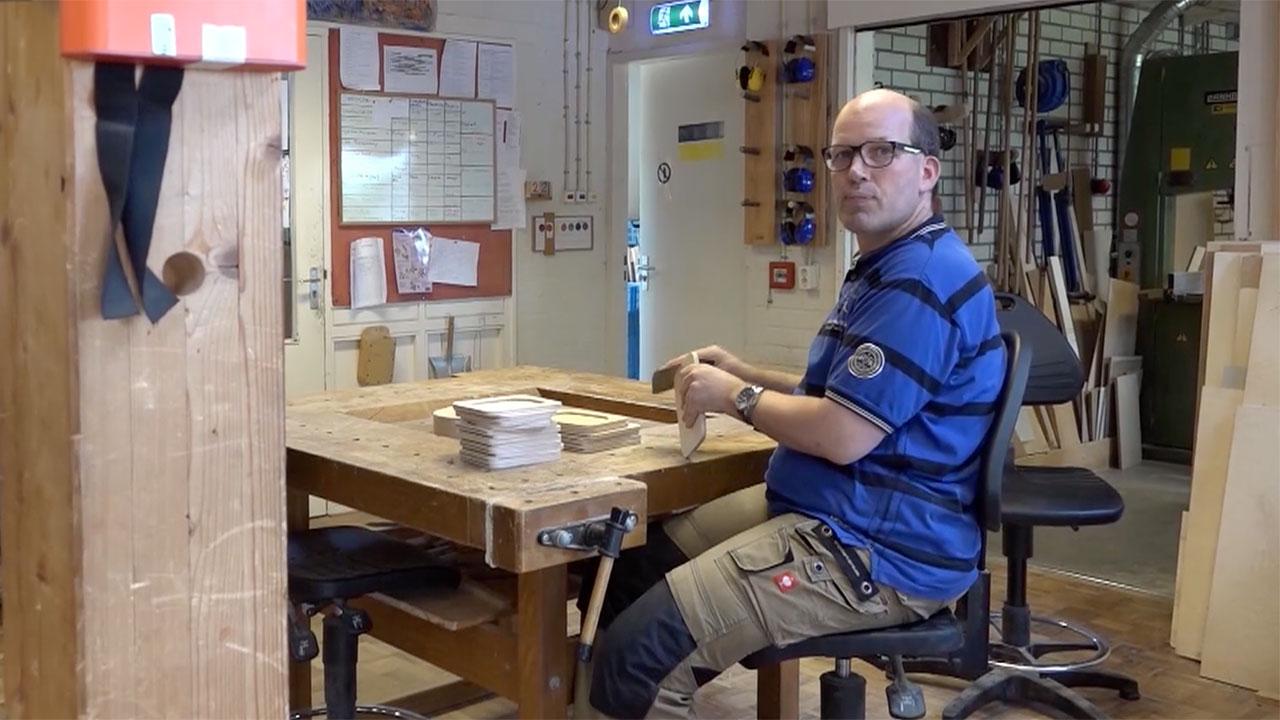 Michel werkt graag in de houtwerkplaats