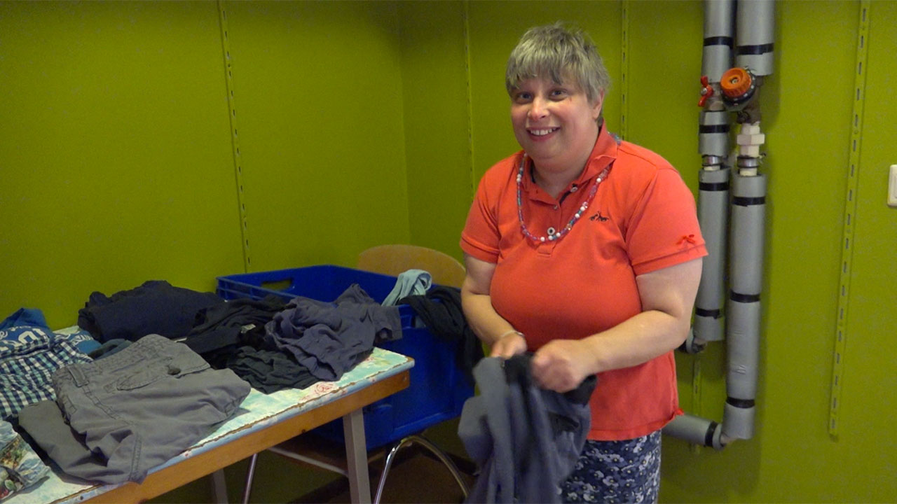 Olga aan het werk in het washok