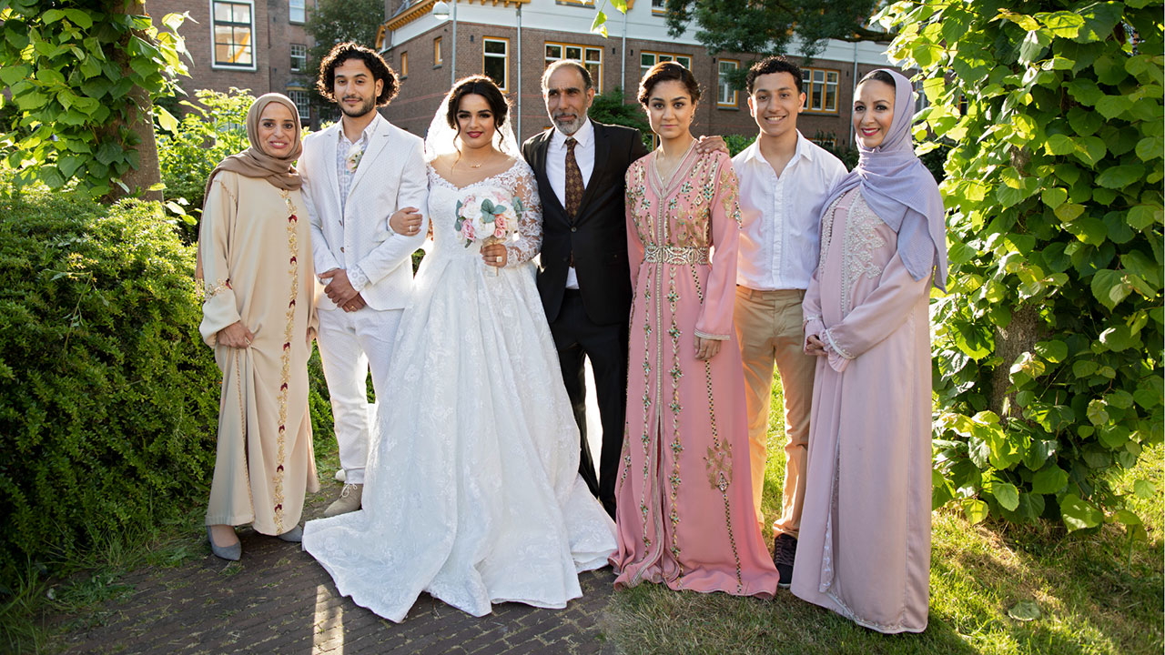 Het apparaat zout dans Johan Nijenhuis regisseert de nieuwe romantische komedie Marokkaanse  Bruiloft - AVROTROS.nl