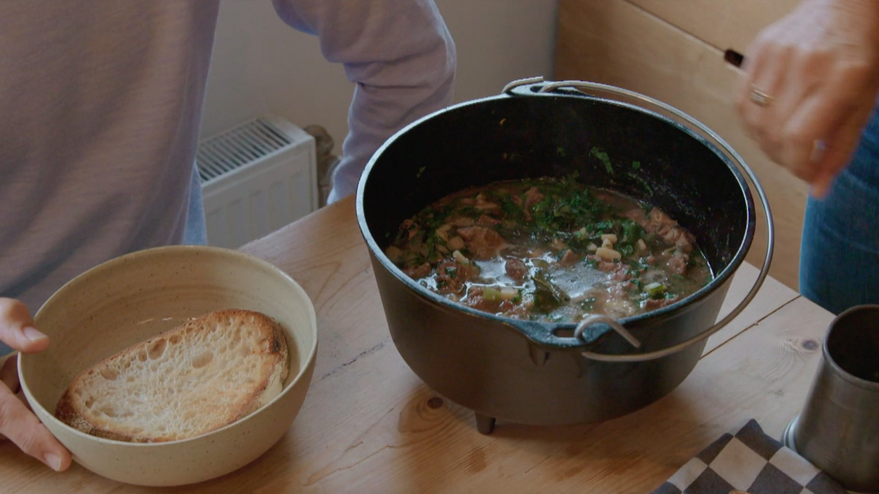 Onno-Blom-koken-met-van-boven-stoofpot.jpg