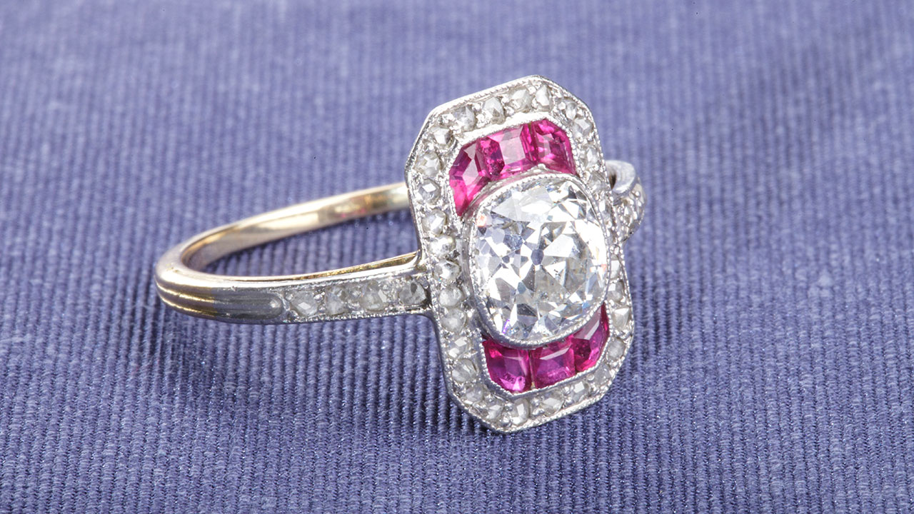 Briljant geslepen diamant en robijn