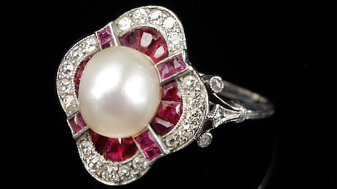 platina ring met parel, robijn en diamanten