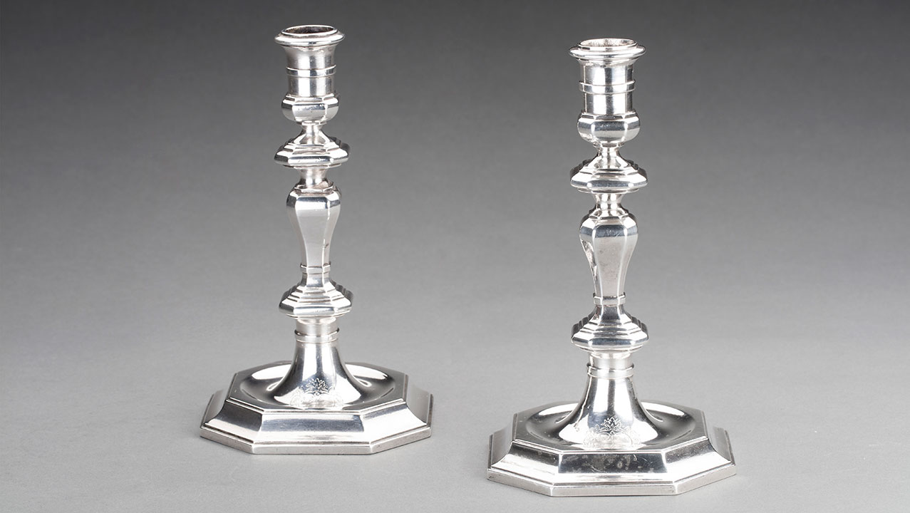 TKK-27-11.-divmuseum-zilveren-kandelaars-Louis-XIV.jpg