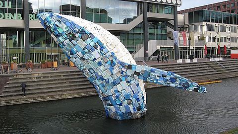 Van walvissen tot koelboxen! Plastic kunst die je aan het denken zet